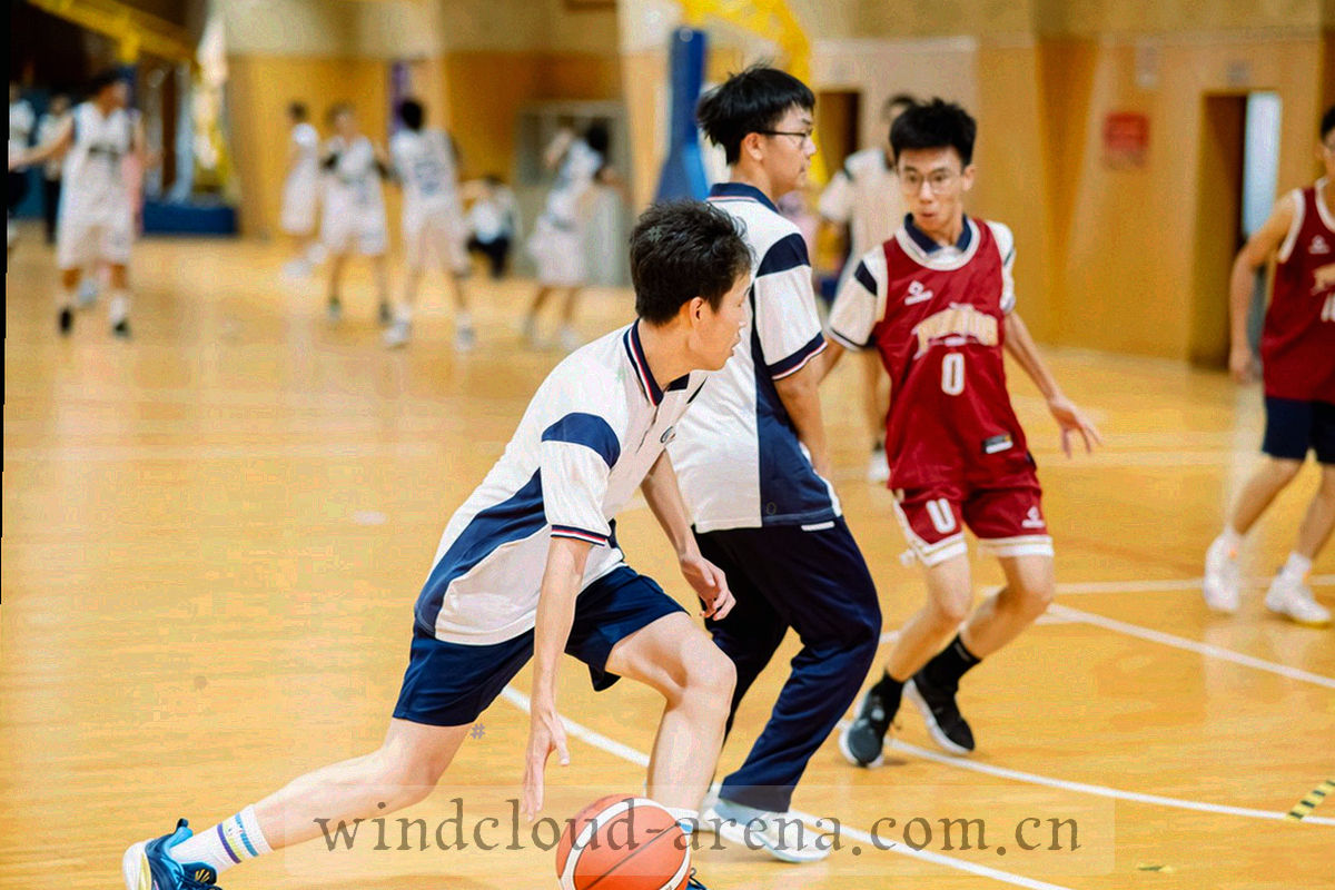 球场看台旗帜与围巾的模糊特写，颜色经过压暗处理